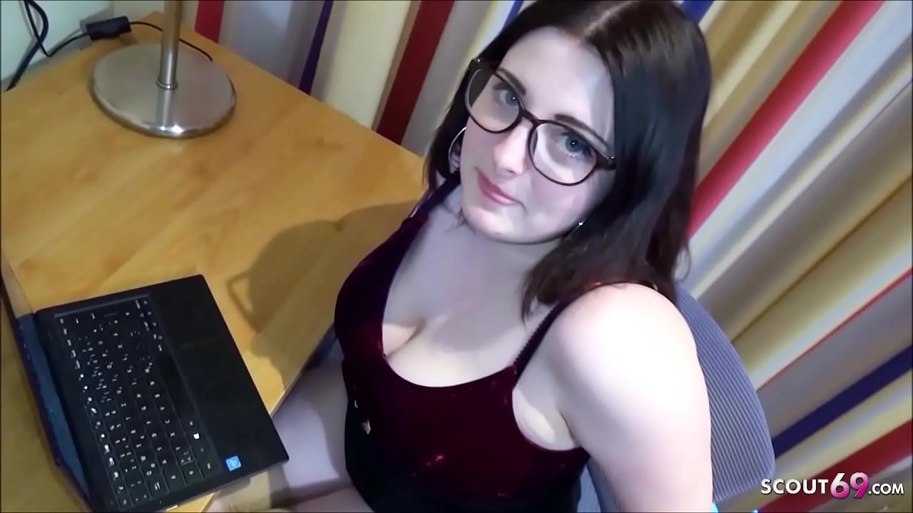 18 Jahre junge BBW Sekretärin Elisa vom Chef im Büro gefickt Deutsch